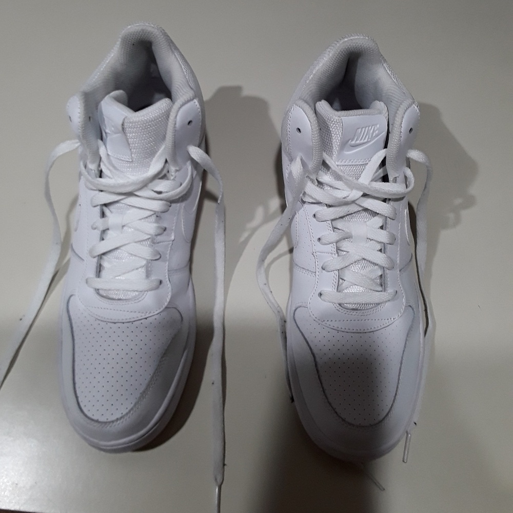 Nike Court Borough Mid